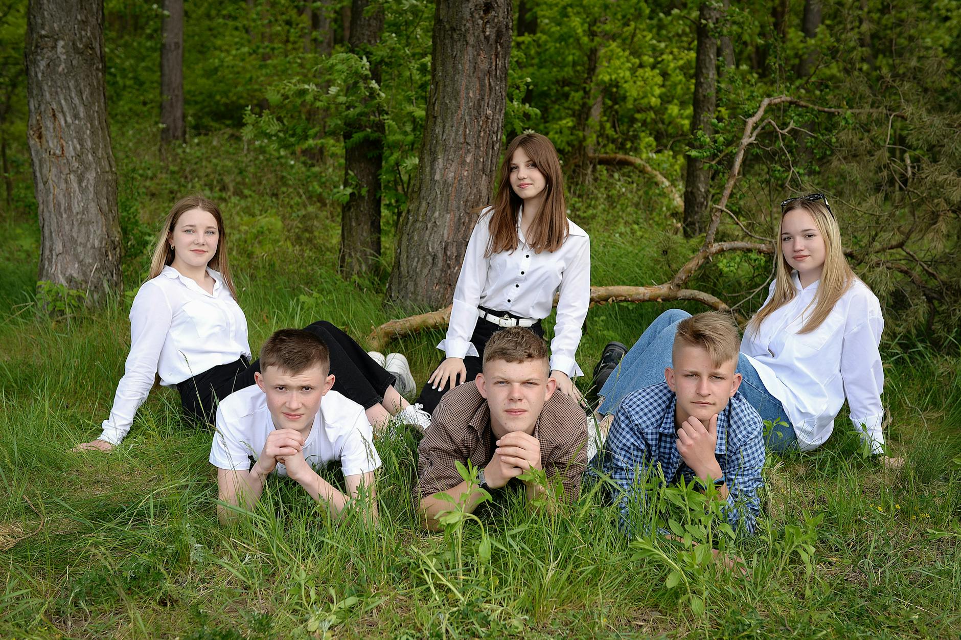 Młodzież podczas biegu przełajowego w Oleśnicy, ilustrująca aktywność fizyczną i zdrowy styl życia.