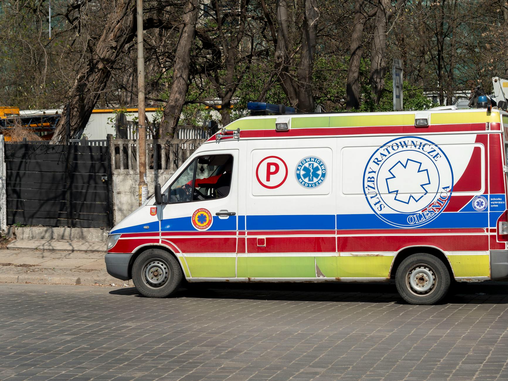 Herb miasta Oleśnica symbolizujący inwestycje i życie miejskie